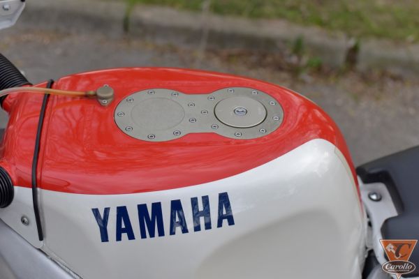 yamaha-fzr-750-r-ow01-8A6F2C462-0ACF-69A1-5889-5A57136EB280.jpg