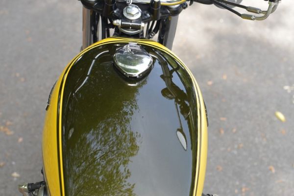 kawasaki-z1-1972-15B948C7FE-8D08-C744-F73B-39EA1DAD6130.jpg